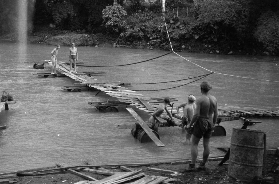 Toen de mannen van 1-11 R.I. ontdekten, dat de 80 meter lange verkeersbrug over , Bestanddeelnr 416-6-5