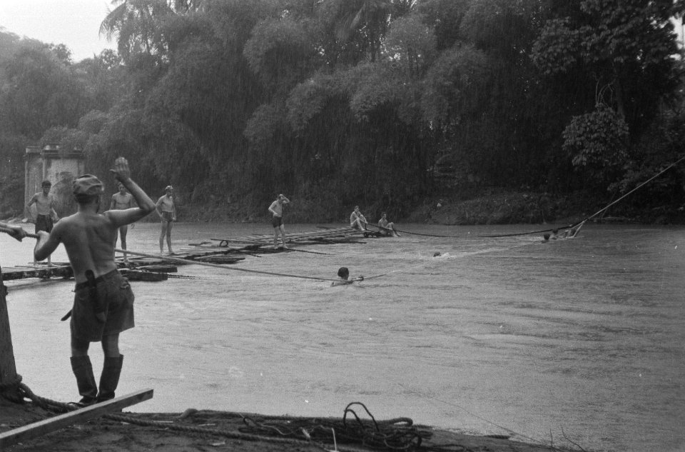 Toen de mannen van 1-11 R.I. ontdekten, dat de 80 meter lange verkeersbrug over , Bestanddeelnr 417-2-1