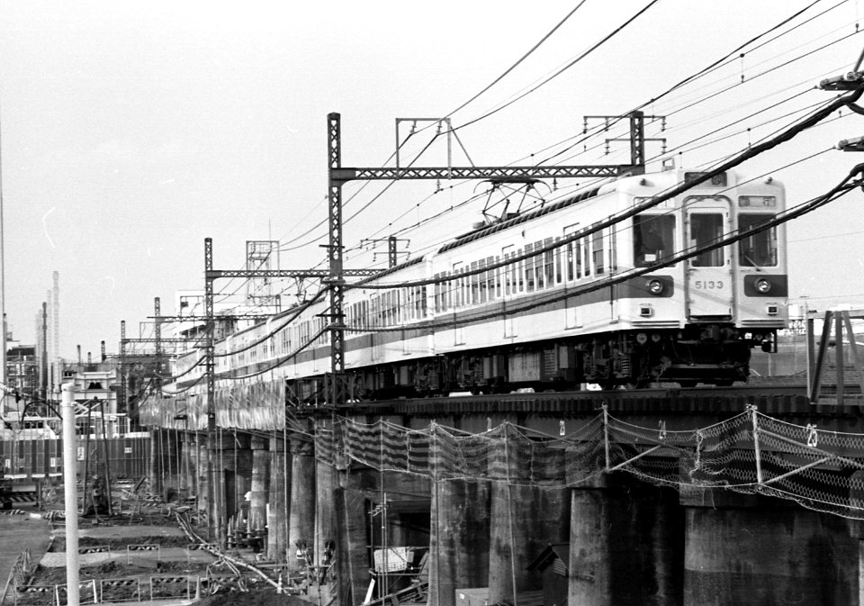 Toei 5000 running near Omori Kaigan