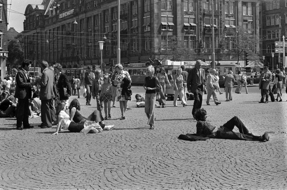 Toeristen in Amsterdam, op de Dam, Bestanddeelnr 927-3740