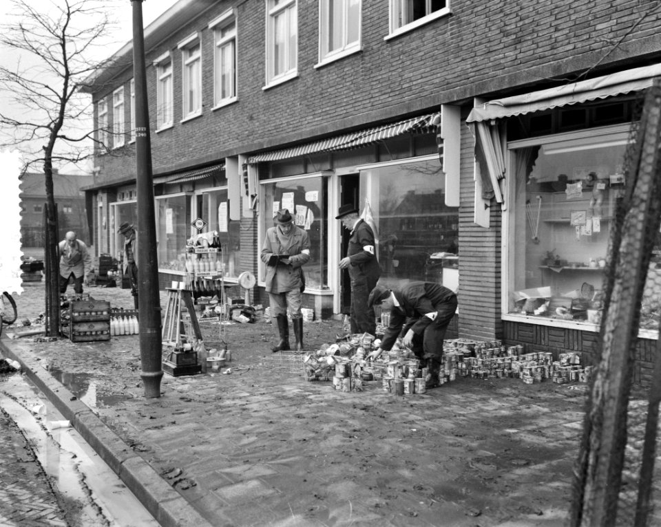 Tuindorp Oostzaan maakt schoon schip, Bestanddeelnr 910-9711