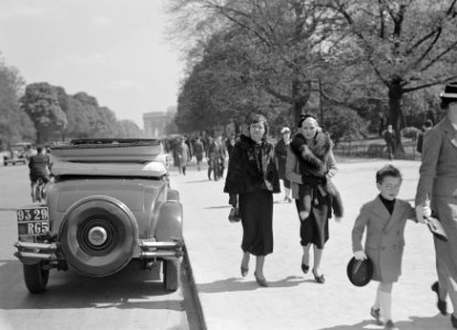 Twee vrouwen op de Champs Elysées in Parijs, Bestanddeelnr 254-5662