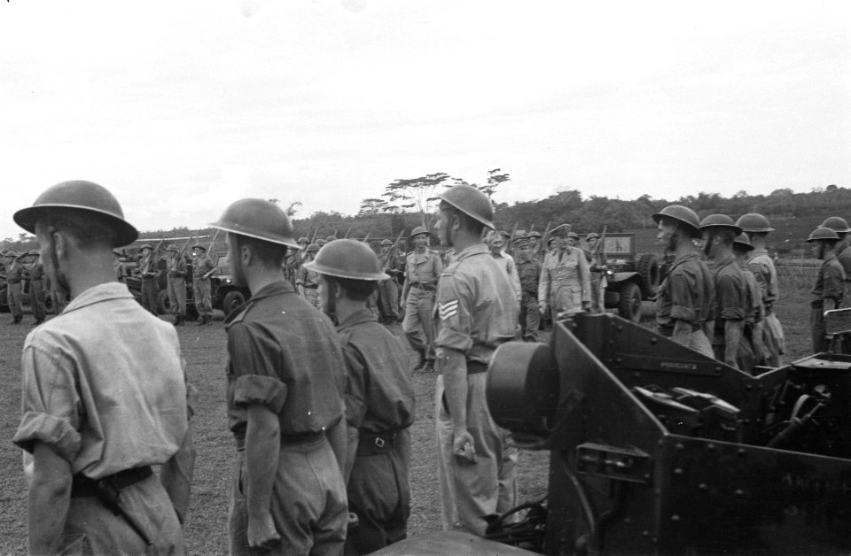 Tjikampek. Elf officieren van de 2e Infanterie Brigade Groep werden te velde bee, Bestanddeelnr 375-5-1