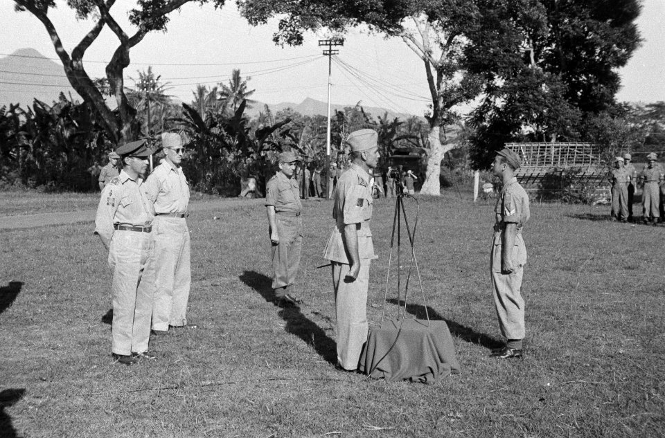 Toespraak van brigadecommandant kolonel Van Langen. Rechtsachter de wnd. batalj, Bestanddeelnr 1630-2-2