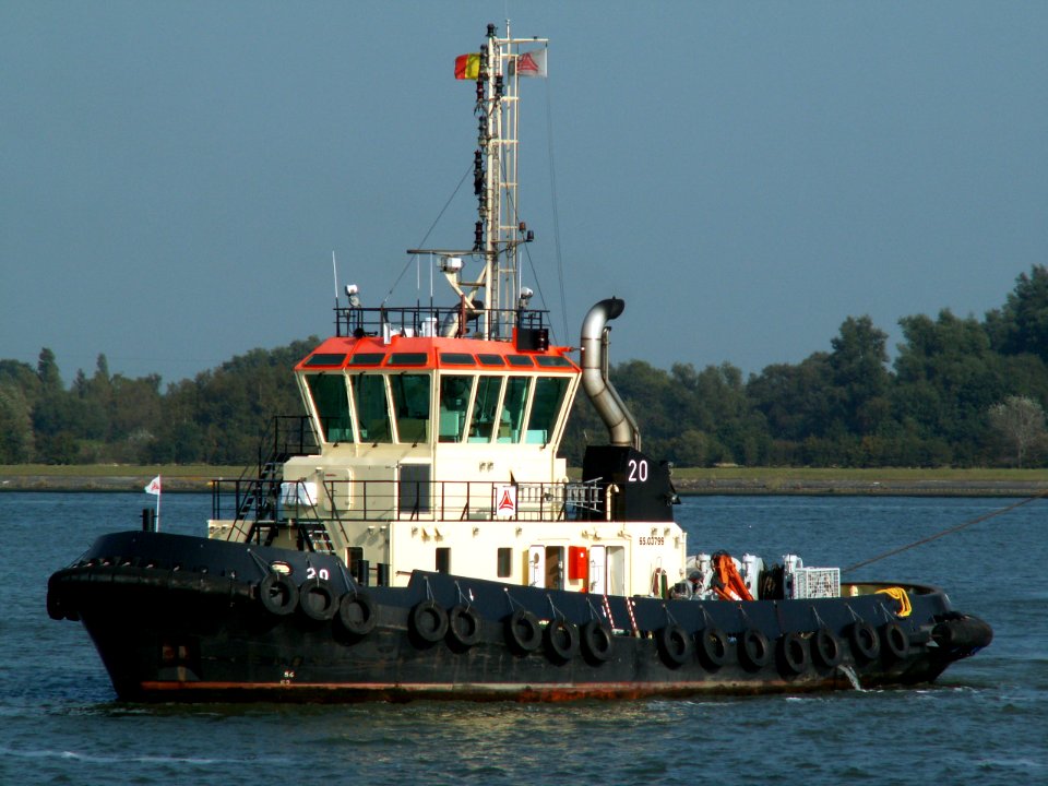 Tug 20 IMO 6503799 in front of Berendrecht locks, Antwerp, Belgium 12-Oct-2005