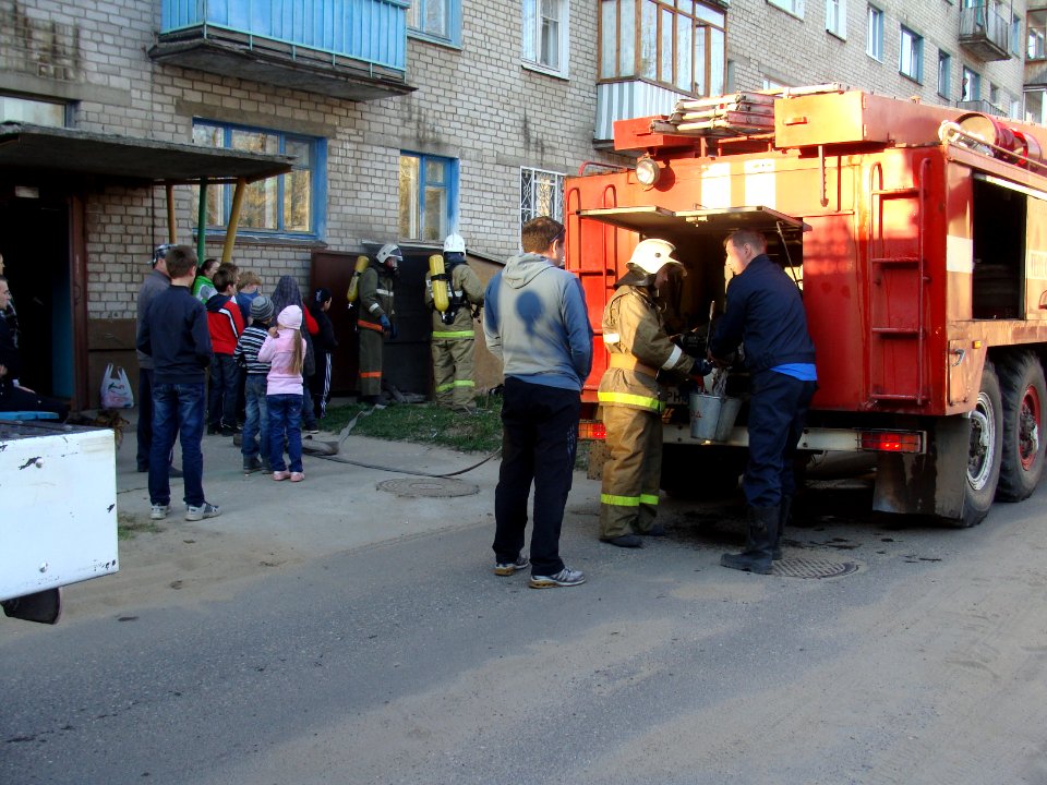 Tushenie podvala Naberezhnaya 42, Koryazhma 11.05.2013 (03)