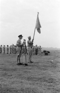 Toespraak van kolonel P.J. de Broeckert, commandant Militaire Luchtvaart. Naast , Bestanddeelnr 173-6-3