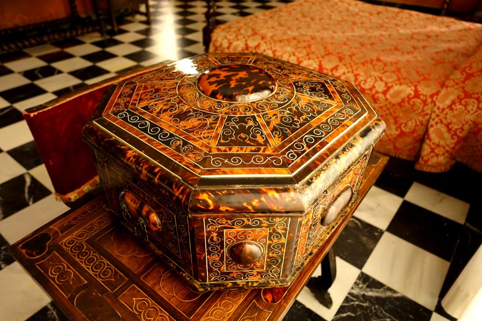 Toilet case, Spain or Mexico, c. 1665-1700 AD, wood, ivory, tortoiseshell, gold leaf - Museo Nacional de Artes Decorativas - Madrid, Spain - DSC07918