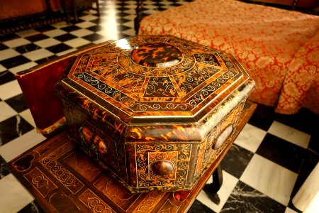 Toilet case, Spain or Mexico, c. 1665-1700 AD, wood, ivory, tortoiseshell, gold leaf - Museo Nacional de Artes Decorativas - Madrid, Spain - DSC07918