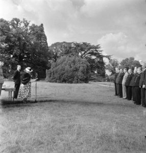 Toespraak van koningin Wilhelmina in de tuin van Stubbings House tot de gedecor, Bestanddeelnr 935-2638