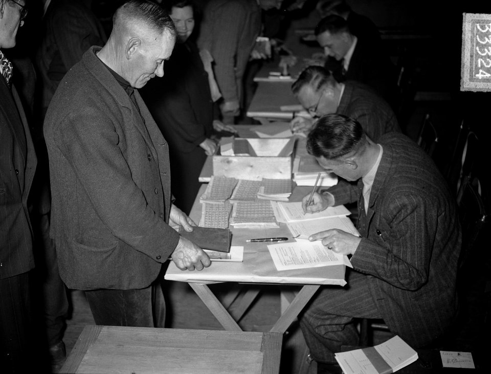 Tudden uitreiking geld distributie bescheiden uitreiken , Bestanddeelnr 903-3324