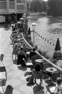 Toeristen in Amsterdam, op terras, Bestanddeelnr 927-3746