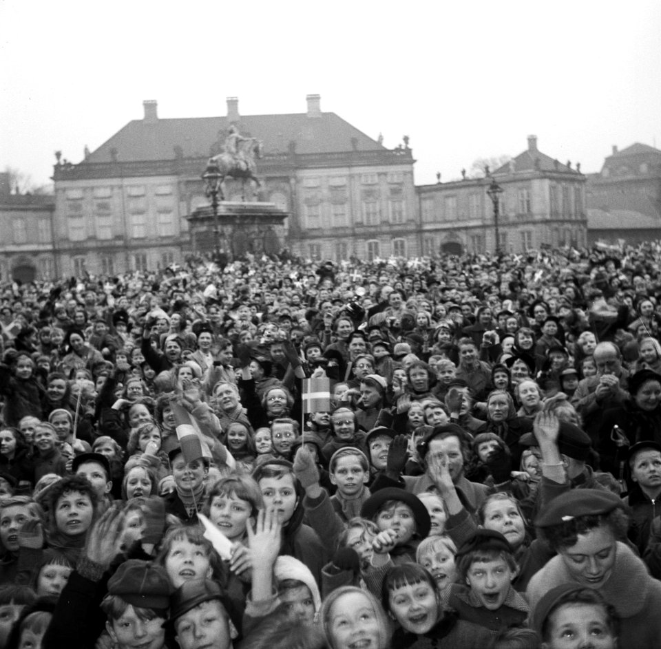 Toeschouwers op het plein van Slot Amalienborg ter ere van de verjaardag van de , Bestanddeelnr 252-8666