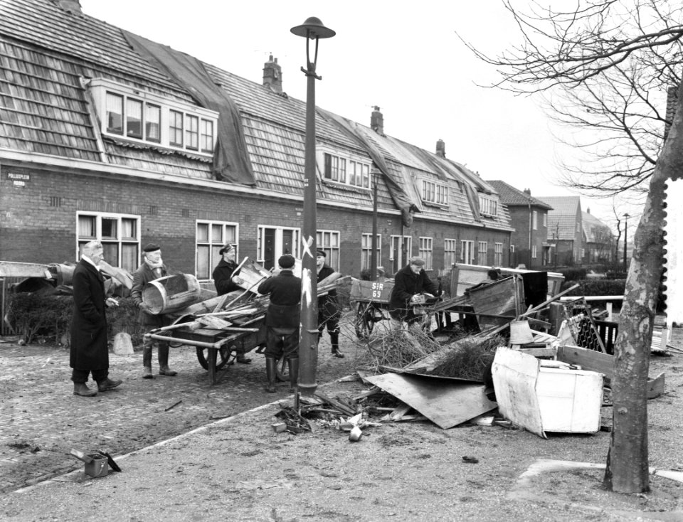 Tuindorp Oostzaan maakt schoon schip, Bestanddeelnr 910-9709