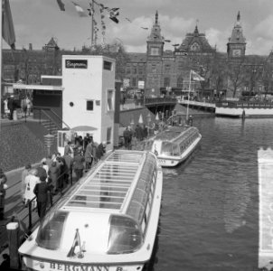 Toeristendrukte, drukte bij de rondvaart Centraal Station Amsterdam, Bestanddeelnr 917-6584 photo