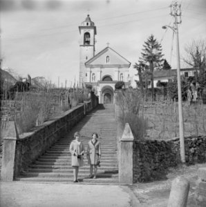 Twee vrouwen op een trap voor een kerk in een buitenland Ascona, Zwitserland, Bestanddeelnr 254-5608