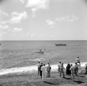 Toeschouwers bij het vertrek van het koninklijk paar van Saba. In de sloep het k, Bestanddeelnr 252-4147