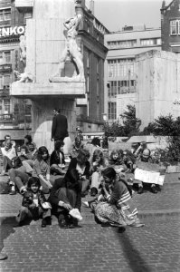 Toerisme komt op gang in Amsterdam drukte rond Nationaal Monument op Dam, Bestanddeelnr 928-5201