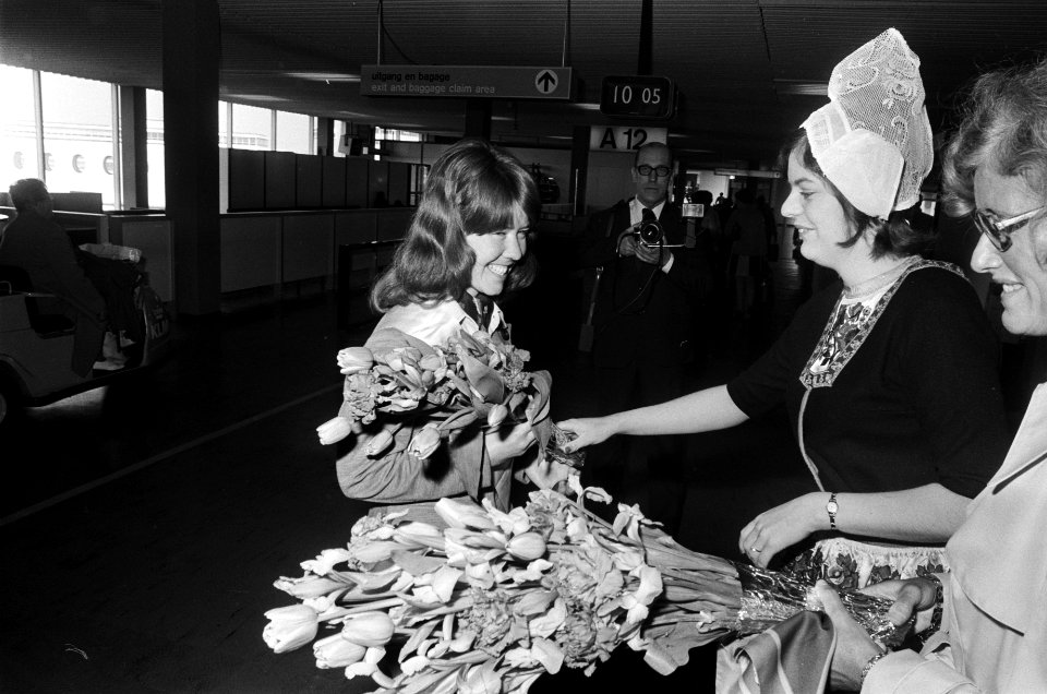 Tulip Queen uit Australie op Schiphol Tulip Queen Ann van Westrene krijgt blo, Bestanddeelnr 927-8771