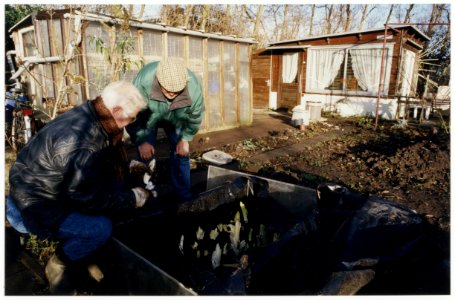 Tuinders van volkstuinvereniging Zonder Werken Niets maken zich zorgen dat hun veld plaats moet maken voor een sport- of kantorencomplex. NL-HlmNHA 54036397