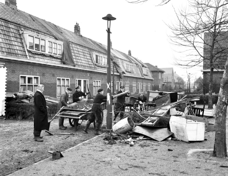 Tuindorp Oostzaan maakt schoon schip, Bestanddeelnr 910-9710