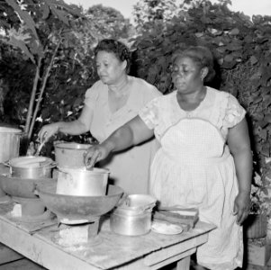 Twee vrouwen aan het koken in Paramaribo, Bestanddeelnr 252-2292