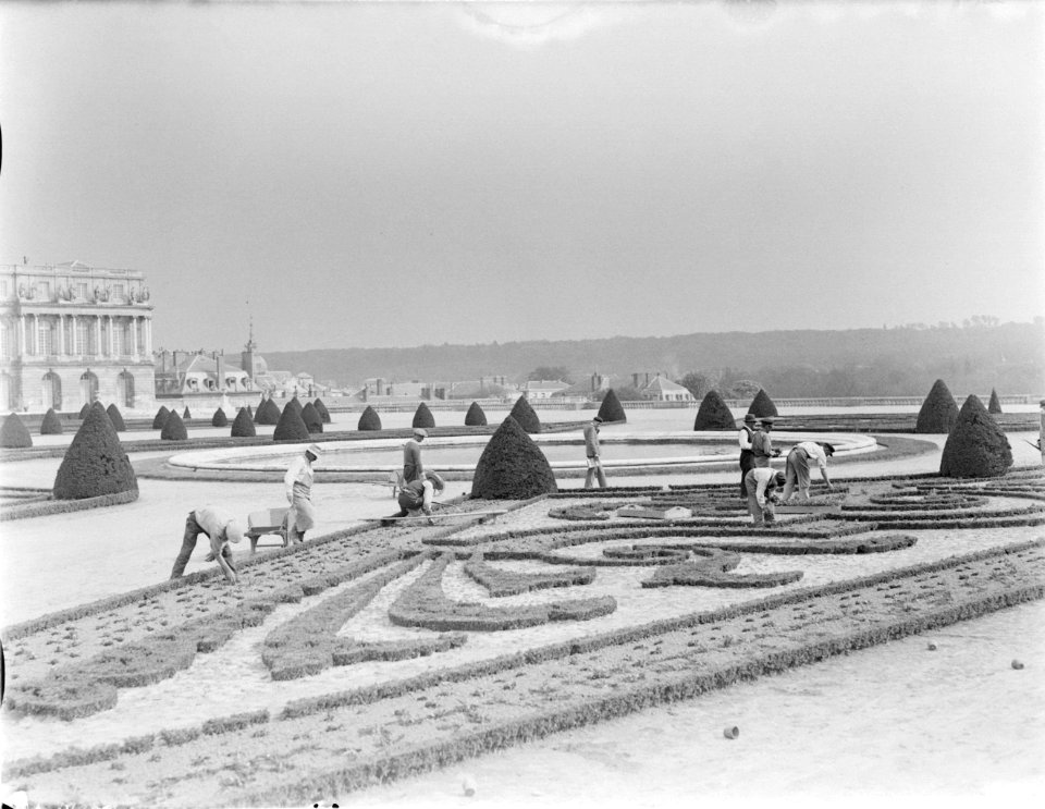 Tuin rondom het Paleis van Versailles, tuinlieden aan het werk, Bestanddeelnr 190-0742