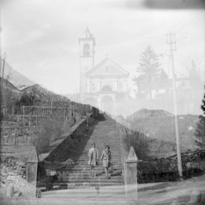 Twee vrouwen op een trap voor een kerk in een buitenland Ascona, Zwitserland, Bestanddeelnr 254-5606