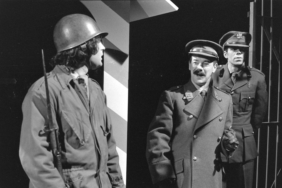 TV Hadimassa, scène met Ton van Duinhoven (2e van l) en Joost Prinsen (r), Bestanddeelnr 925-2890