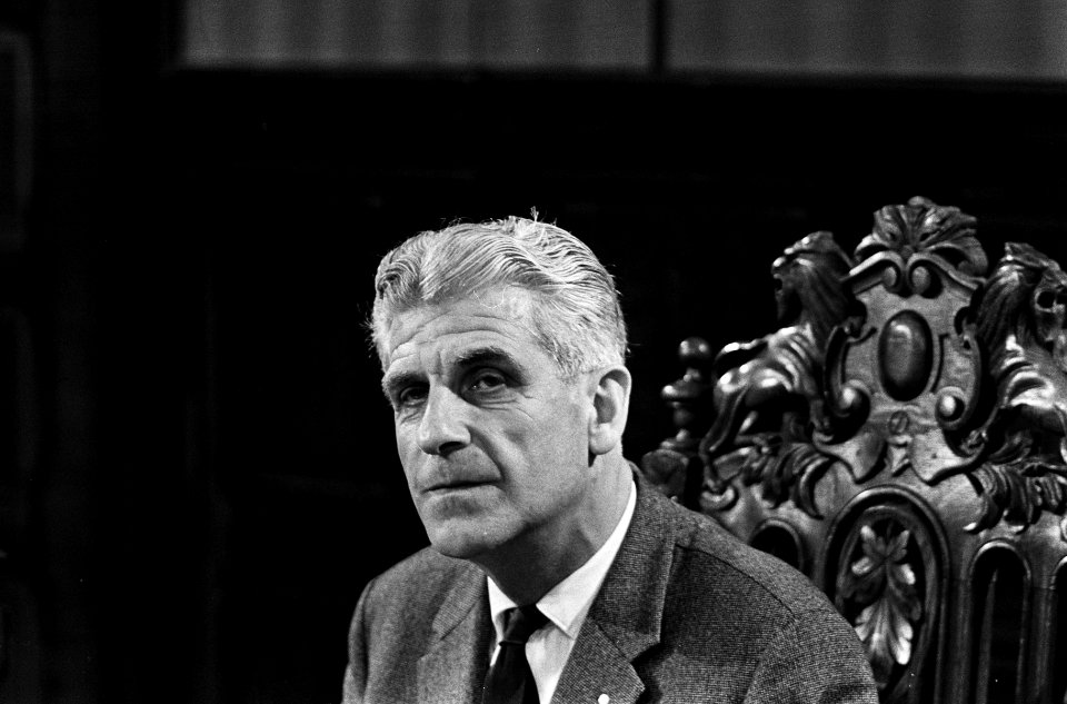 TV Rechtbank de zaak Jan van de Burg , de nieuwe president mr Roelse, Bestanddeelnr 916-5242