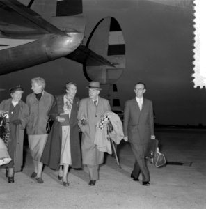 Thomas Marm op Schiphol van Holland Festival , begroeting door directeur van Hol, Bestanddeelnr 907-2116