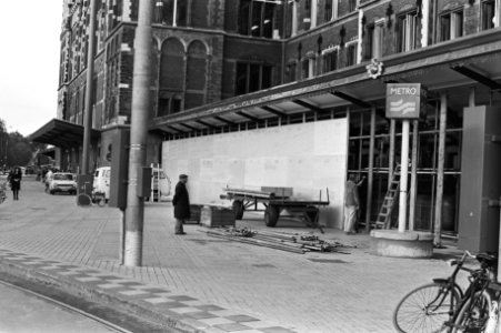 Tien oktober as opening metrotraject Weesperplein - CS, metrostation aan zijka, Bestanddeelnr 931-0659