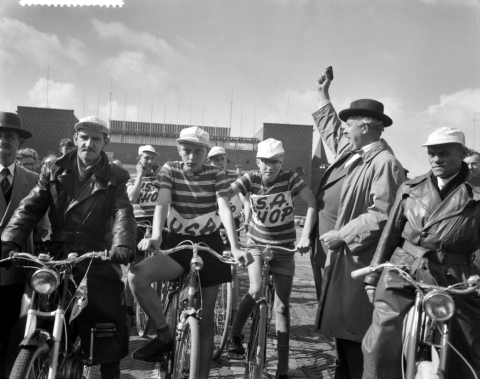 Tour de Verenigde Naties in Arnhem gestart, startschot door acteur Hans Tiemeyer, Bestanddeelnr 911-4333