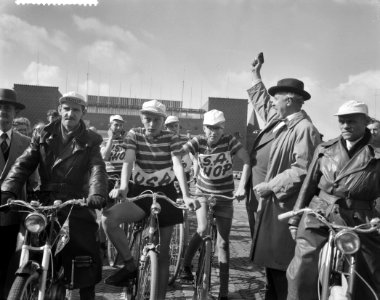 Tour de Verenigde Naties in Arnhem gestart, startschot door acteur Hans Tiemeyer, Bestanddeelnr 911-4333