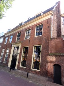 Tiel Rijksmonument 35598 St.Walburgstraat 17 met poortje