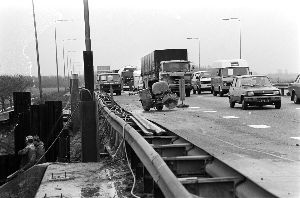 Tien kilometer file door verzakking in wegdek van A2 (Utrecht-Amsterdam) ter hoogte van Abcoude, wegverzakking met rechts wachtende autos, Bestanddeelnr 931-3877