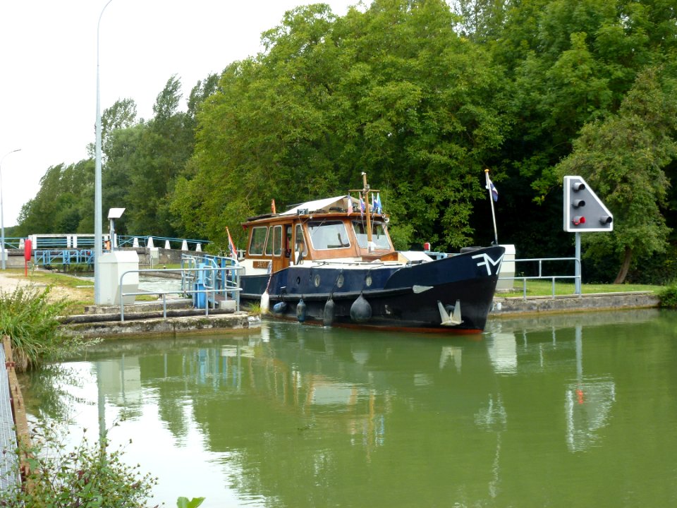 Thugny-Trugny, Canal des Ardennes écluse nr 8 (05 bateau sortant eau haute)