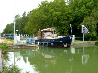 Thugny-Trugny, Canal des Ardennes écluse nr 8 (05 bateau sortant eau haute)