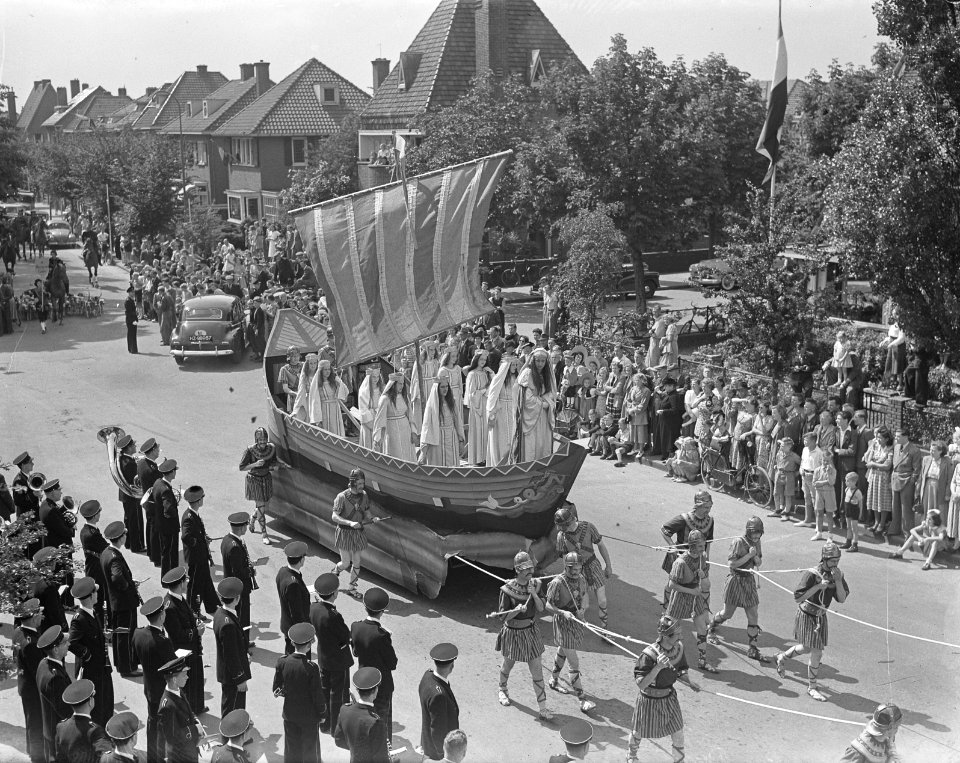 Tiel 1500 jaar optocht door Batavieren Heilige Ursula met 10 maagden, Bestanddeelnr 904-0248