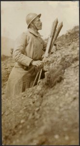 This Serbian rocket-man is necessarily a lonely soldier. Rockets must be sent , Bestanddeelnr 158-2162