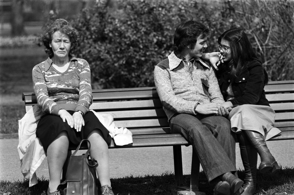 Tourisme komt op gang in Amsterdam van de zon genieten op bank in Vondelpark, Bestanddeelnr 928-5202