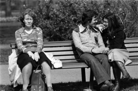 Tourisme komt op gang in Amsterdam van de zon genieten op bank in Vondelpark, Bestanddeelnr 928-5202