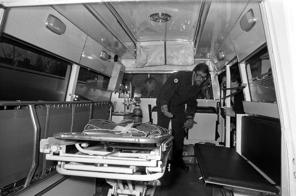 Tiende ambulance in bedrijf genomen bij verkeersweg Utrecht naar Den Bosch , bem, Bestanddeelnr 926-1812