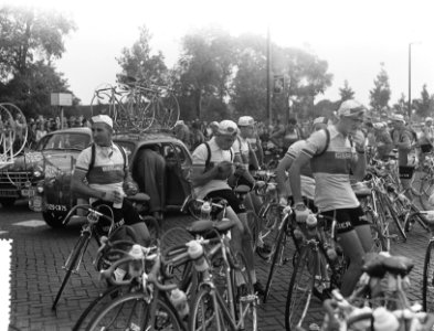 Tour de France , vertrek uit Amsterdam, start aan Haagseweg, de Nederlandse ren…, Bestanddeelnr 906-5821