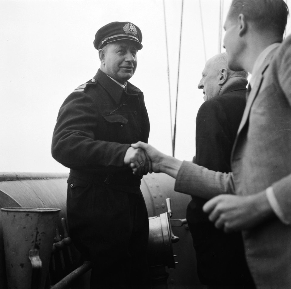 Thuiskomst van de sleepboot Amsterdam Kapitein Maarten de Koe schudt hand, Bestanddeelnr 900-6292