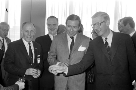 V.l.n.r. Luitenant Generaal B. J. Wolff b.d. , prins Claus en Minister Udink, Bestanddeelnr 925-5553