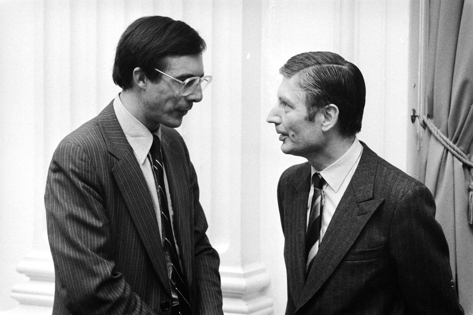 V.l.n.r. Laurens Jan Brinkhorst in gesprek met Dries van Agt in de tweede kamer, Bestanddeelnr 931-3002