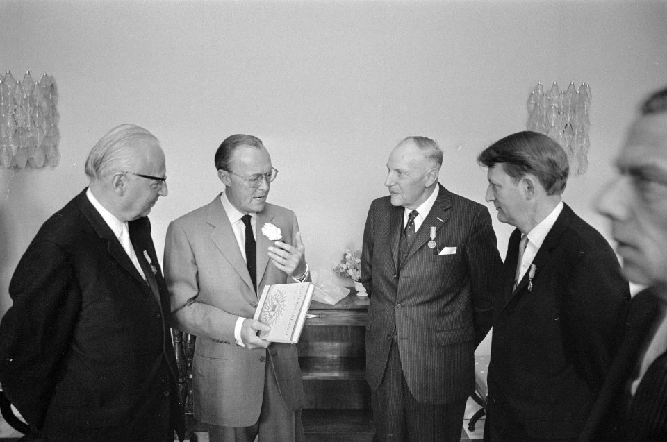 V.l.n.r. F.C. Wieder, prins Bernhard, J. Posch en C. Hoek, Bestanddeelnr 924-6765
