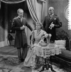 V.l.n.r. Gijsbert Tersteeg (Jorgen Tesman, Rie Gilhuys (Hedda Gabler), )Lo van …, Bestanddeelnr 910-4019