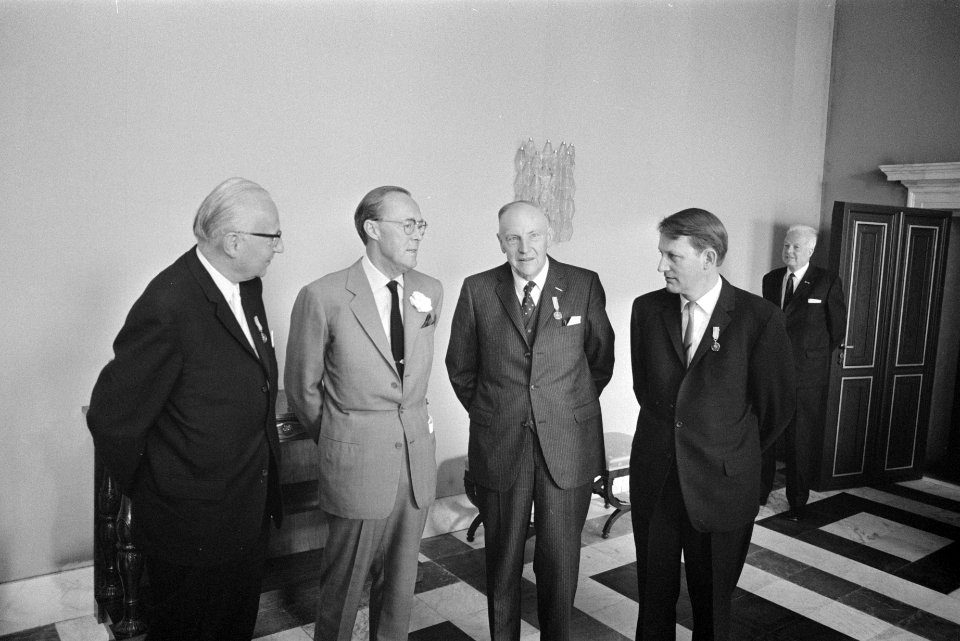 V.l.n.r. F.C. Wieder, prins Bernhard, J. Posch en C. Hoek, Bestanddeelnr 924-6769
